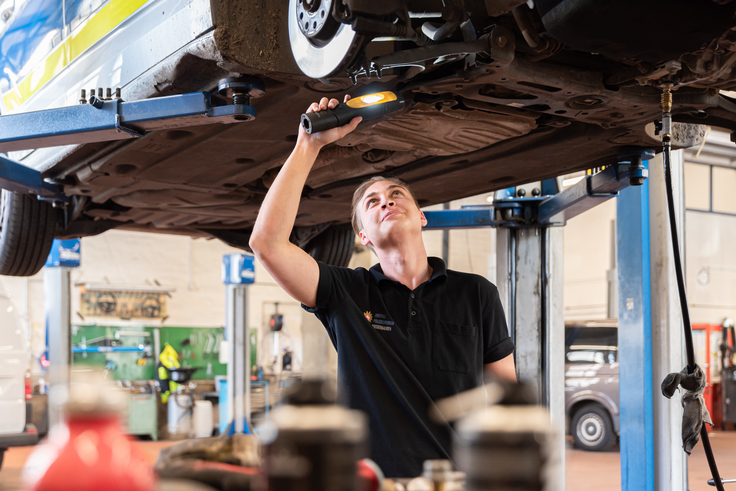 Azubi in der Kfz-Werkstatt