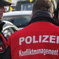 Rückenansicht Konfliktmanager der Polizei